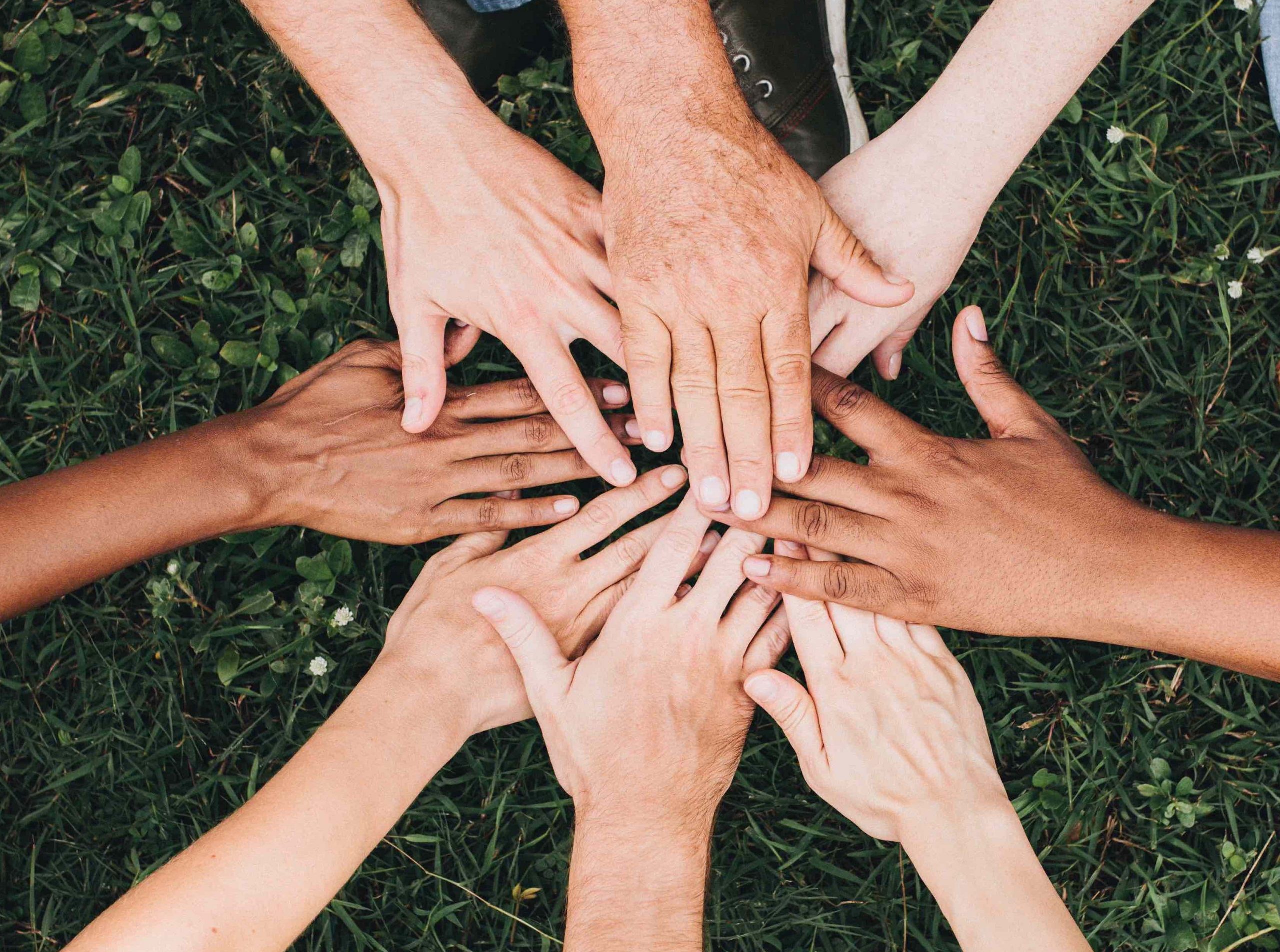 People involved. дружба руки. объединение людей. People involved. люди на переговорах.